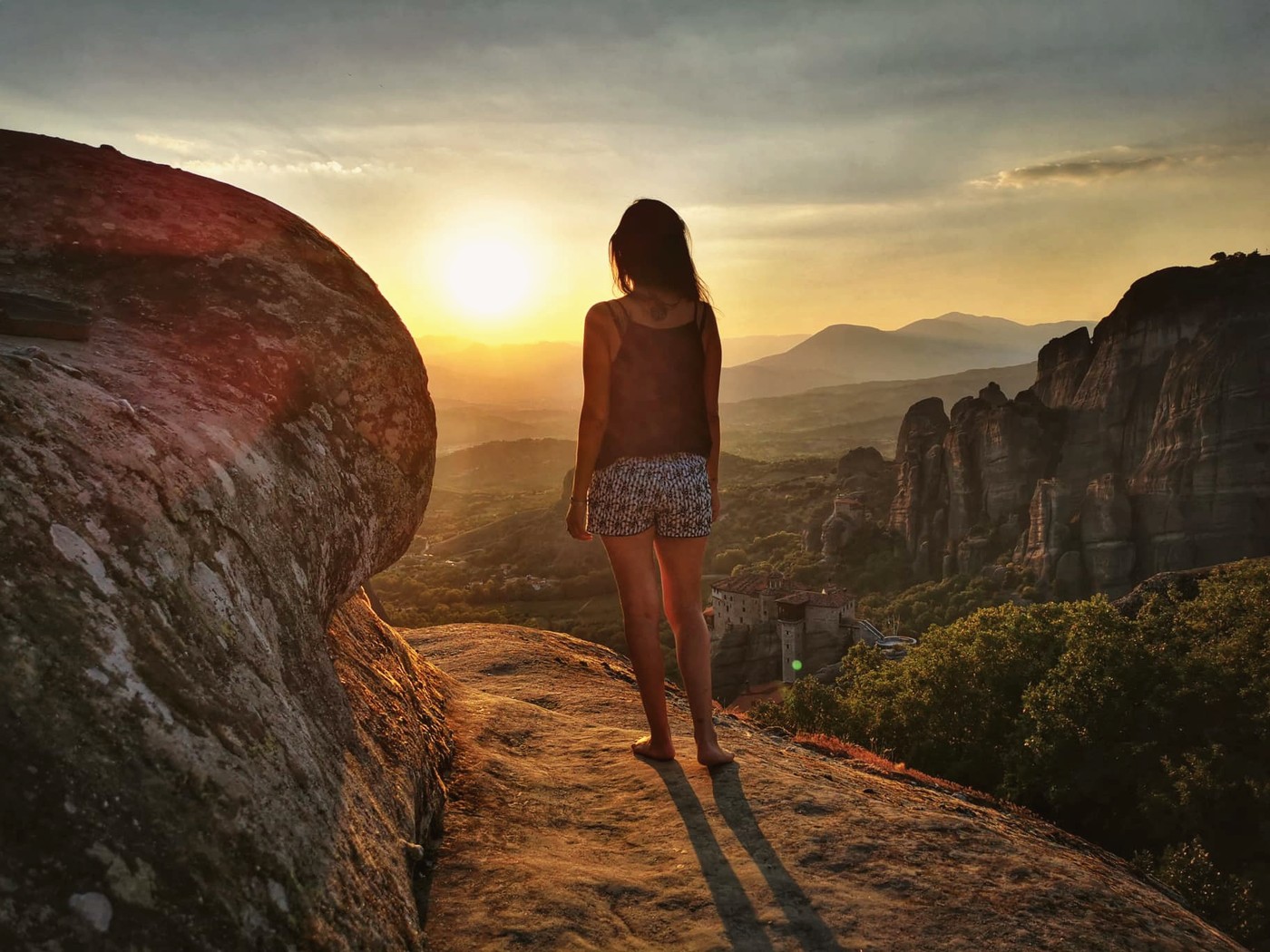 Angela — Meteora, zonsopgang, kijkend naar de horizon