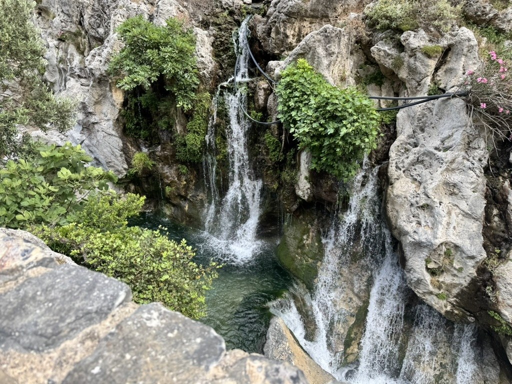 Waterval tussen rotsen — long exposure